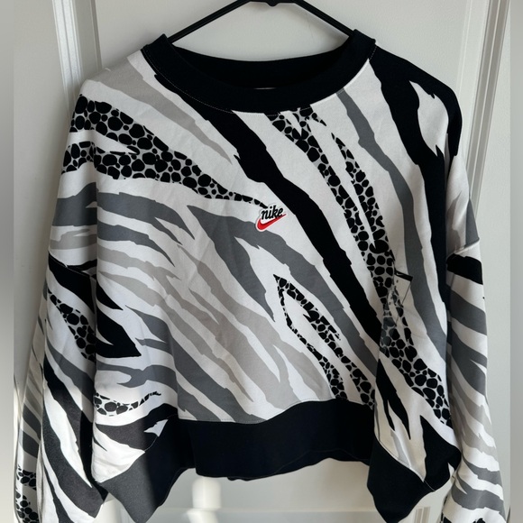 Women’s NIKE Sweater - NWT - Picture 2 of 5